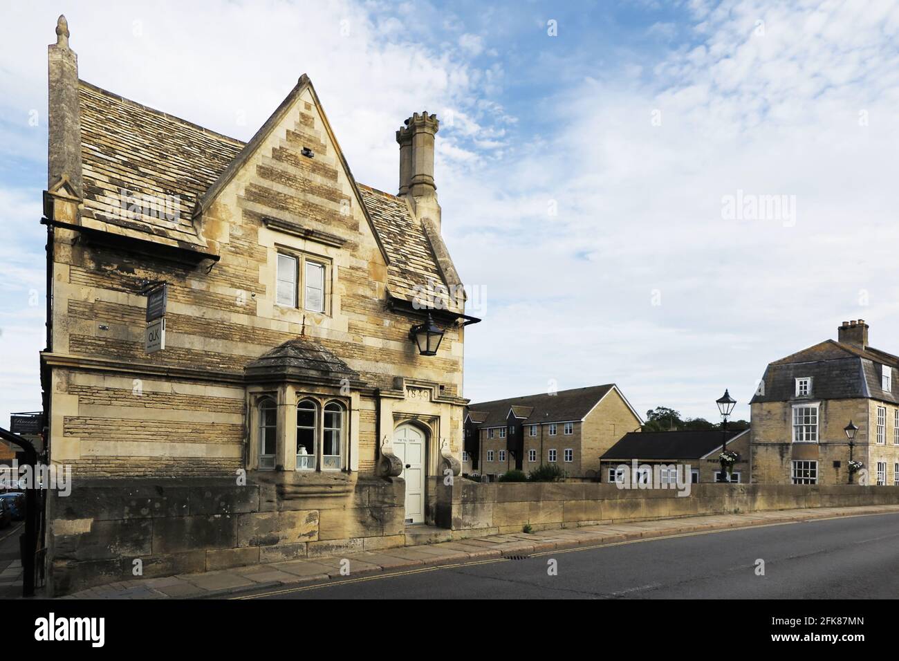 Bâtiment historique le péage de Stamford, Lincolnshire, sur le pont de la ville / St Mary's Hill / Wharf Road. Maintenant un chalet de vacances. Banque D'Images