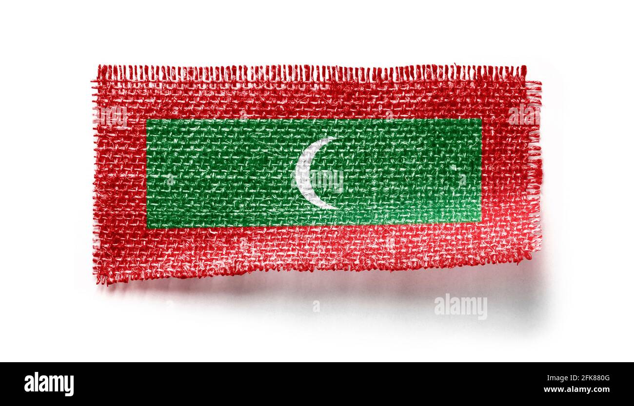 Drapeau des Maldives sur un morceau de tissu sur un blanc arrière-plan Banque D'Images