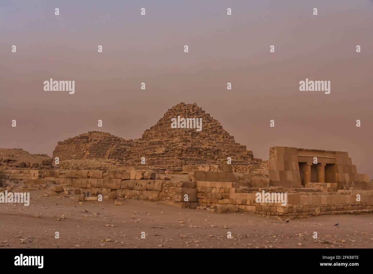 Le temple mortuaire de Khufu au complexe de la pyramide de Giza révélant une partie de la pyramide de Khufu en arrière-plan, Giza. Banque D'Images