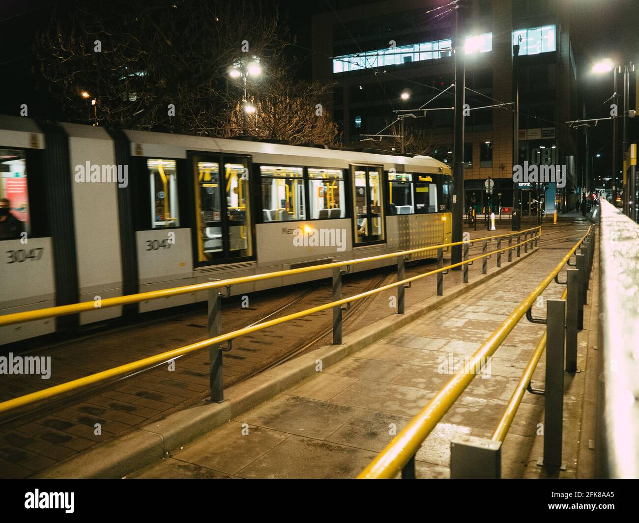 Manchester la nuit, arrêt de métro de la place Saint-Pierre Banque D'Images