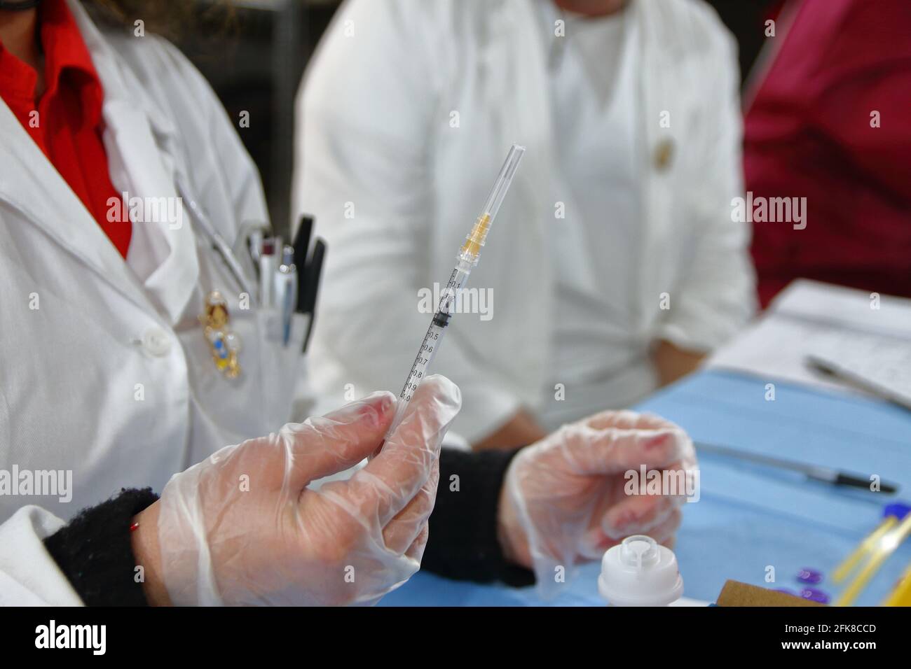 Infirmière à l'intérieur de la pharmacie tout en préparant une seringue pour l'administration du vaccin pfizer-biontech.pharmacie mise en place dans une salle de Real Bosco . Banque D'Images