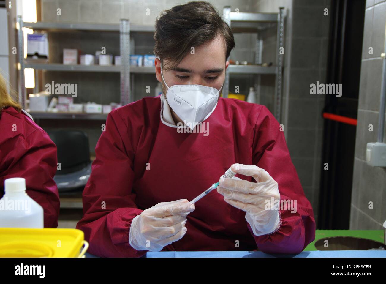 Infirmière à l'intérieur de la pharmacie tout en préparant une seringue pour l'administration du vaccin pfizer-biontech.pharmacie mise en place dans une salle de Real Bosco . Banque D'Images