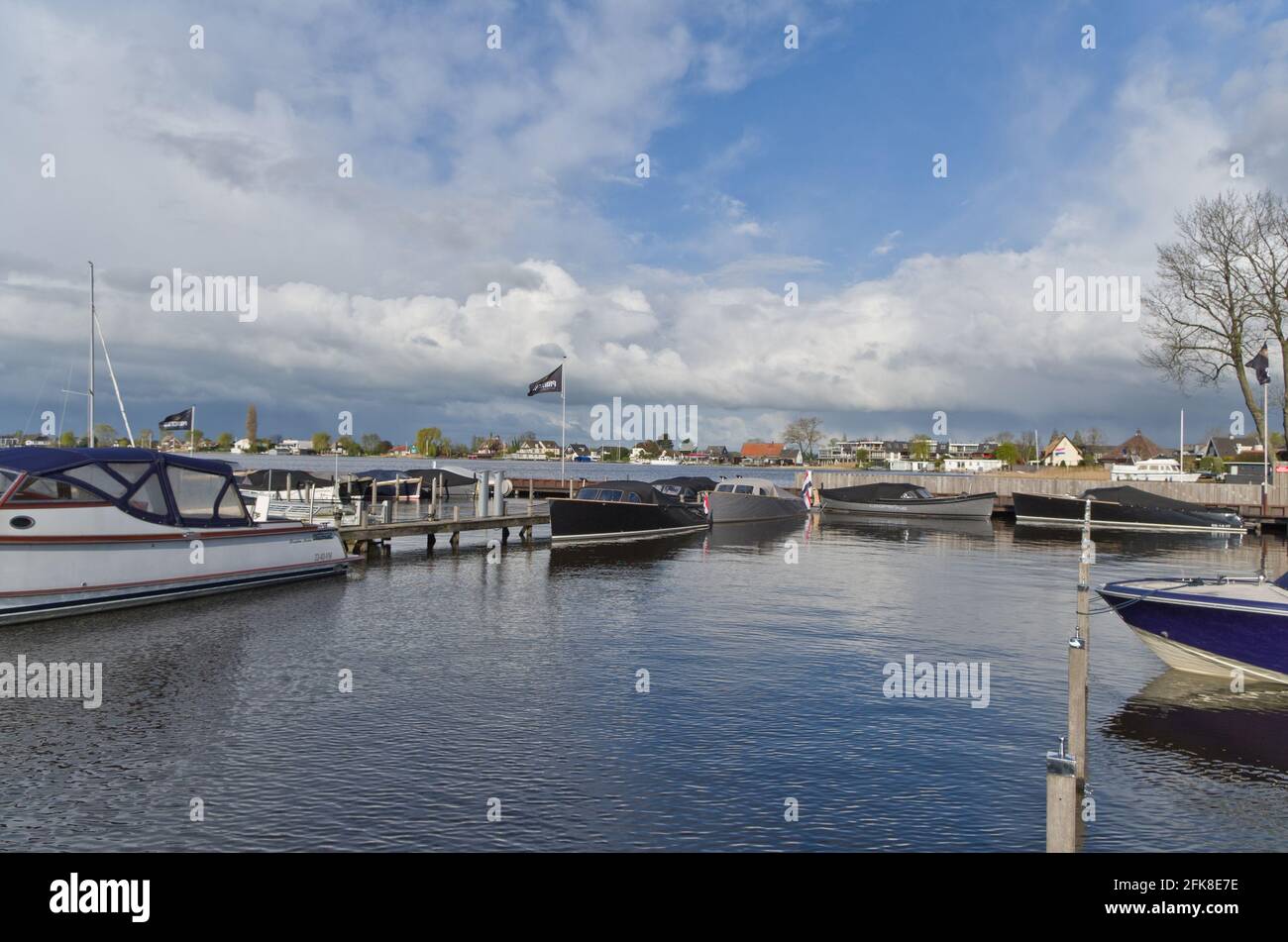 Bateaux amarrés sur le lac à Loosdrecht, pays-Bas Banque D'Images