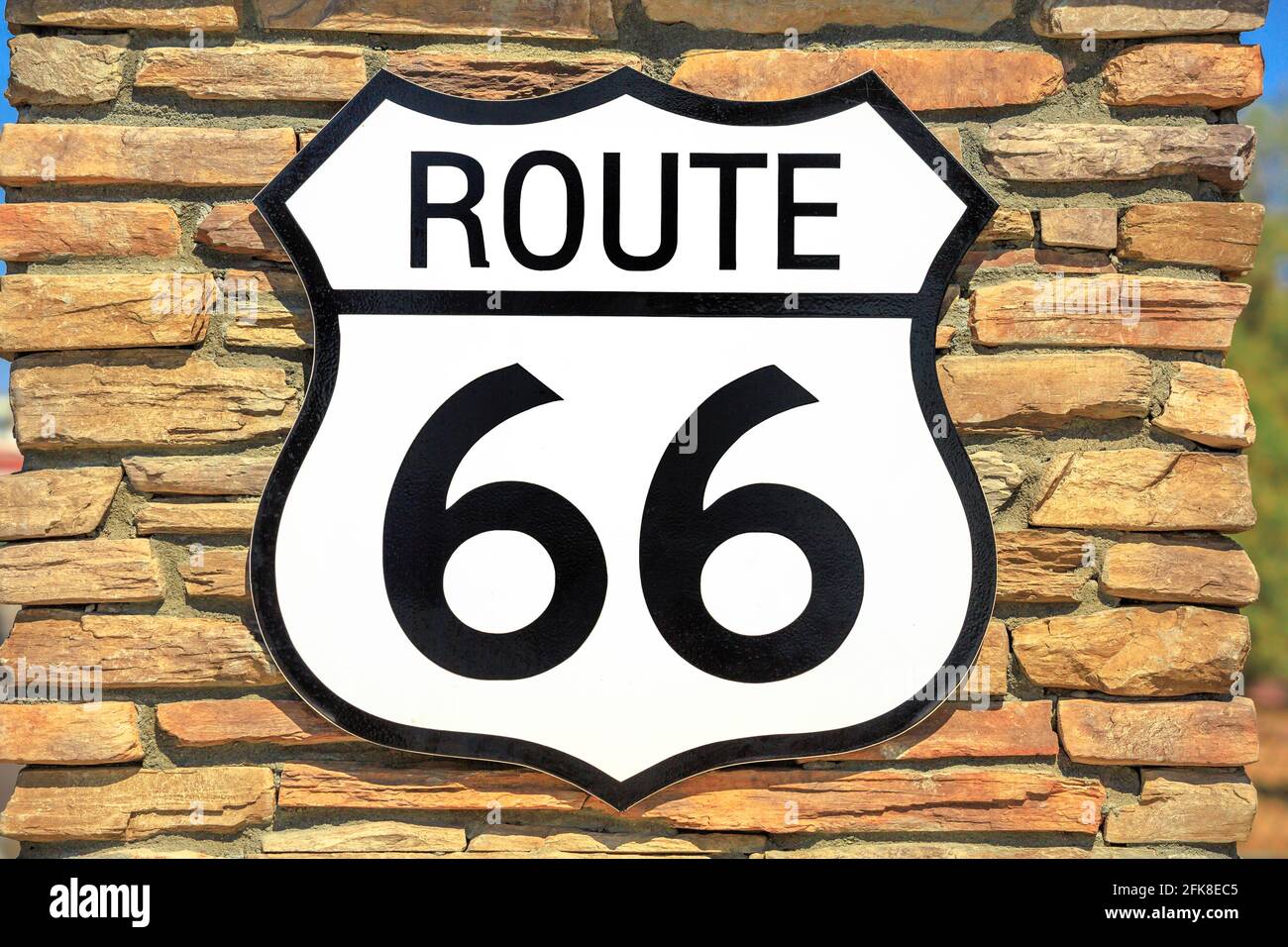 Panneau de route historique de la route 66 sur un mur de briques. Arrière-plan vintage, aux États-Unis d'Amérique. Banque D'Images