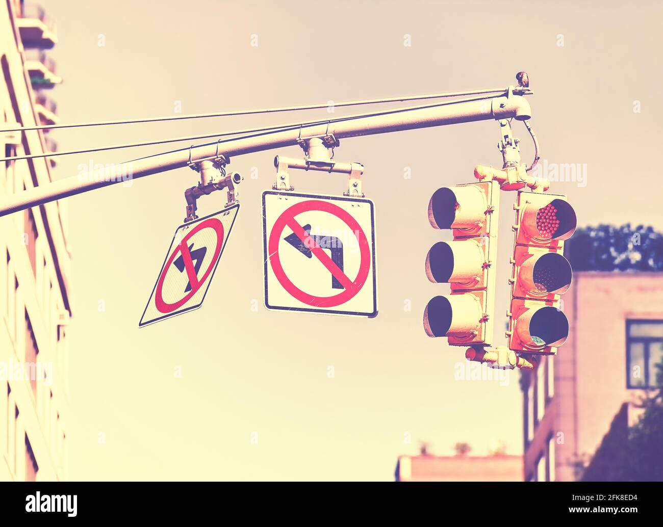 Feux de signalisation et panneaux de signalisation à New York, mise au point sélective, image colorée, Etats-Unis. Banque D'Images