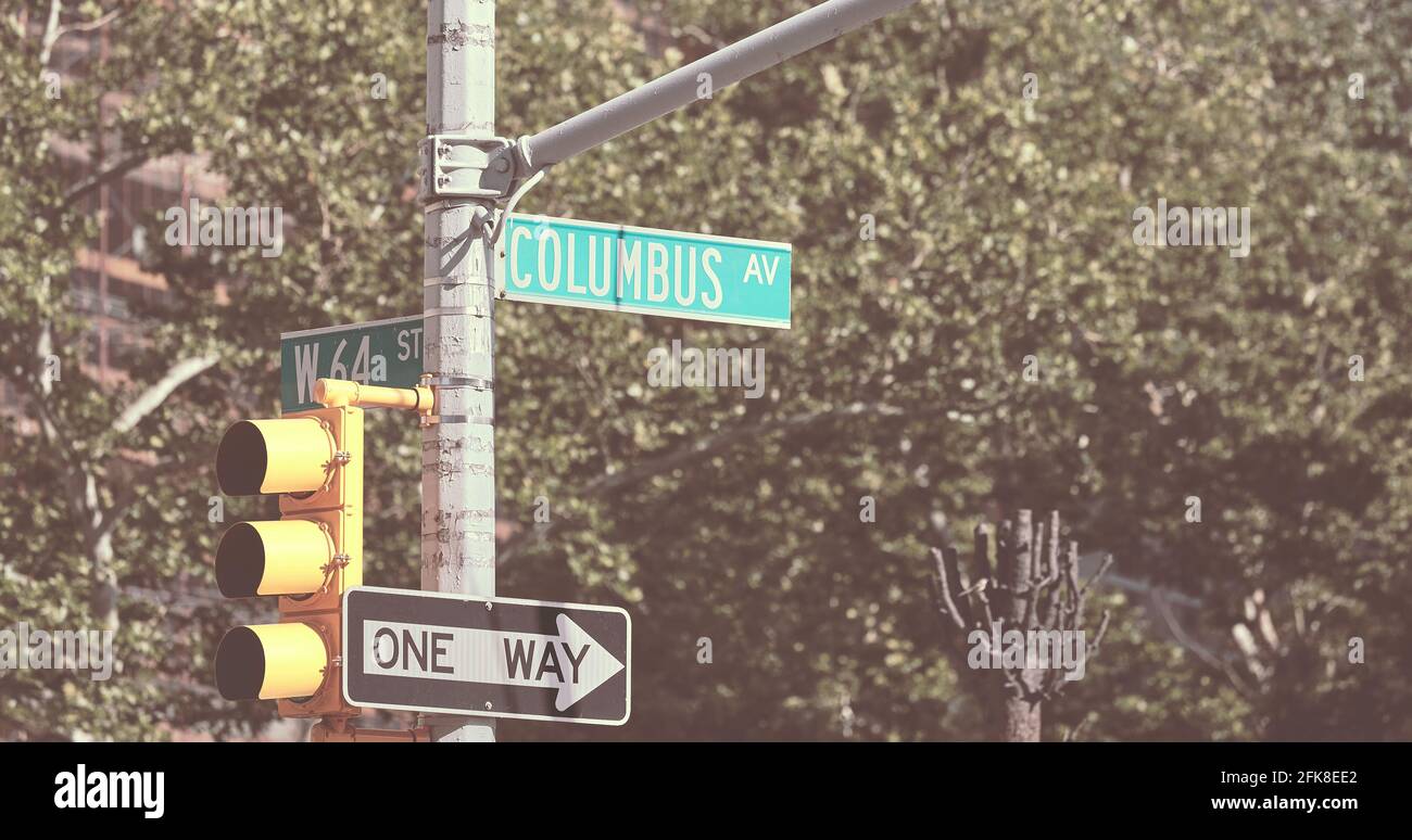 Feux de signalisation, Columbus Avenue et panneaux de rue à sens unique à New York City, mise au point sélective, photo couleur, USA. Banque D'Images