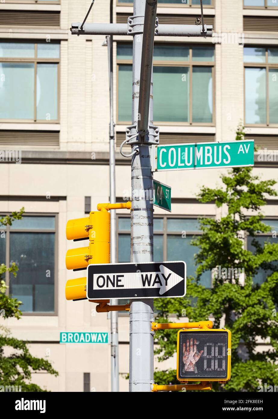 Columbus Avenue et panneaux de rue à sens unique dans la ville de New York, concentration sélective avec bâtiment en arrière-plan, USA. Banque D'Images