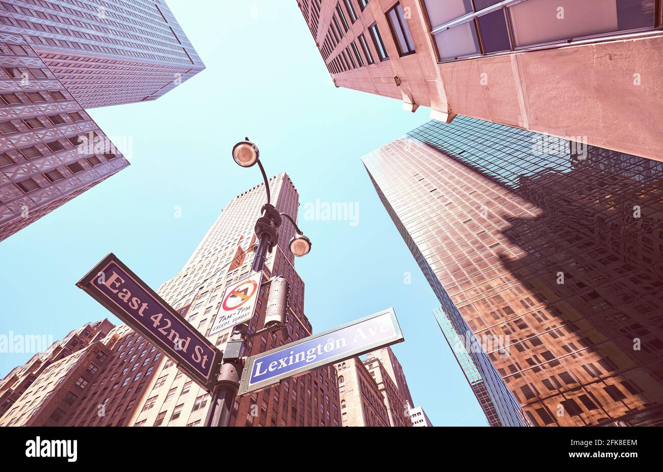 En regardant les panneaux Lexington Avenue et East 42nd Street à Manhattan, image colorée, New York City, Etats-Unis. Banque D'Images