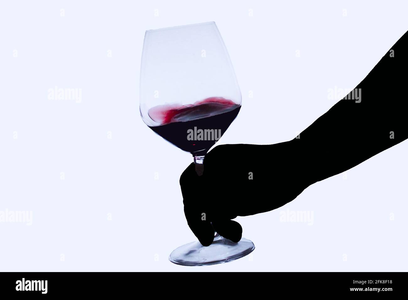 silhouette du bras d'un sommelier tenant un verre divin tout en le faisant  tourner avec effet de flou, isolé sur fond blanc Photo Stock - Alamy