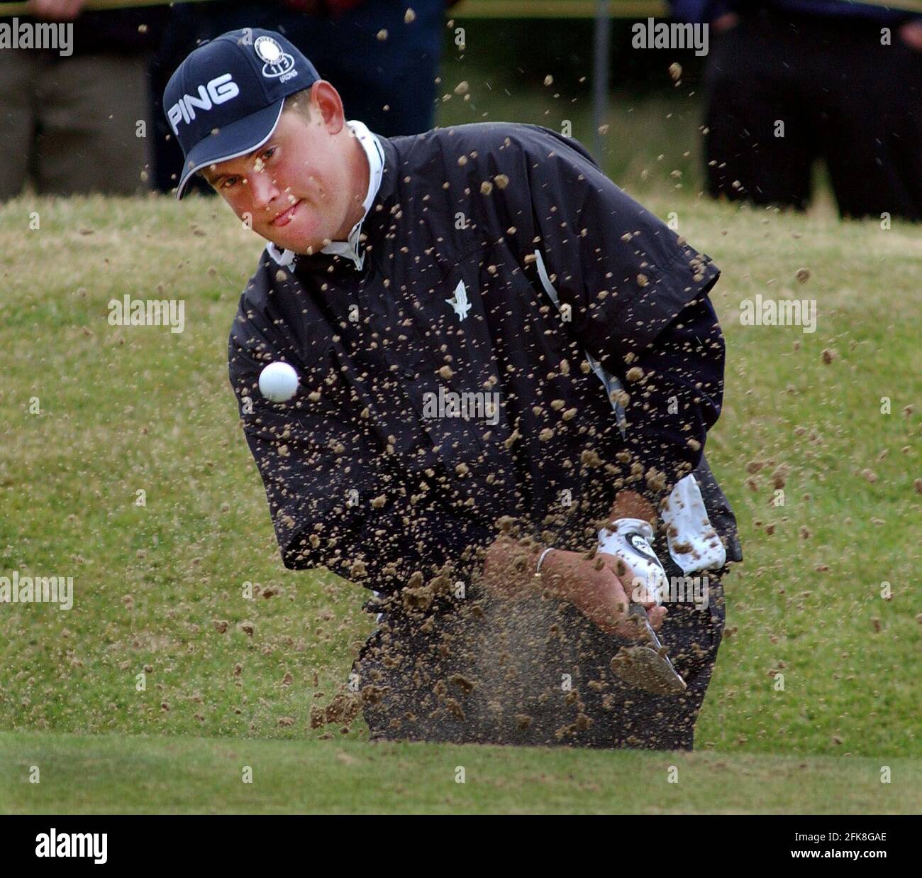 LEE WESTWOOD JUILLET 2001OPEN PRATIQUE DANS LE BUNKER PAR LE 1ER GOLF VERT OUVERT LYTHAM 2001 Banque D'Images