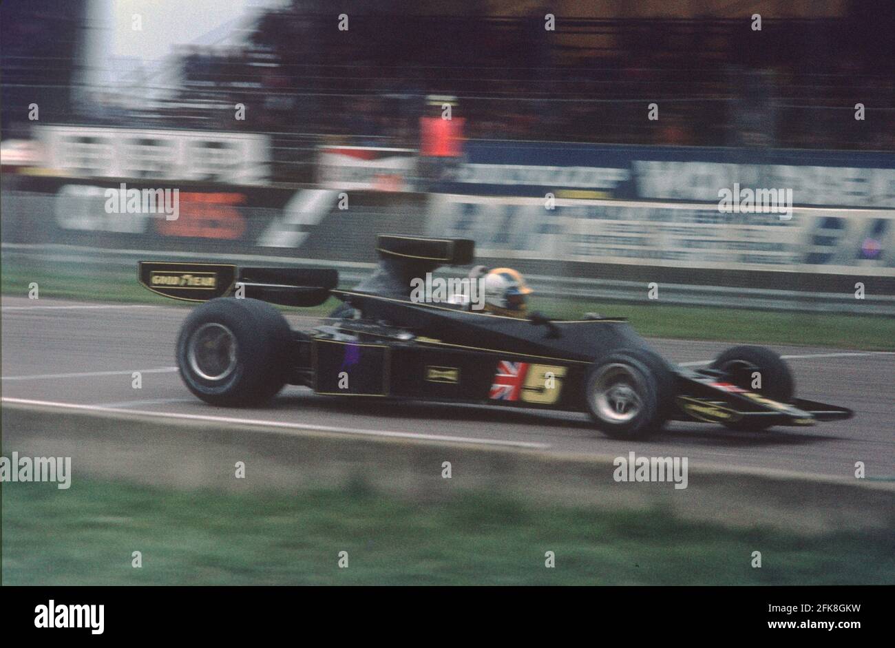 Gunnar Nilsson dans la voiture de F1 JPS Lotus 77 pendant la pratique pour le Trophée internationale Silverstone, 1976. Banque D'Images