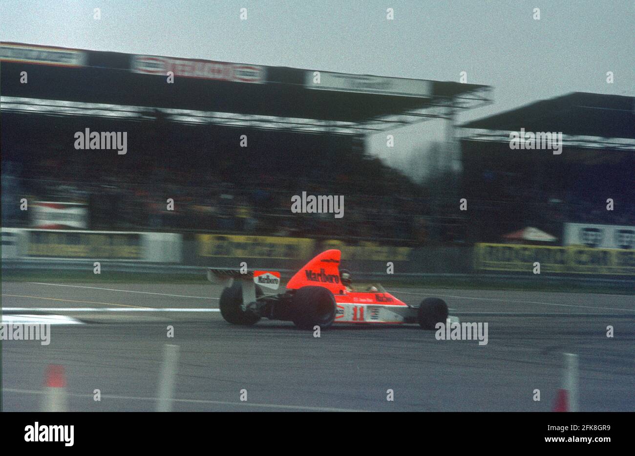 James Hunt dans la McLaren M23 F1 lors de la pratique pour le Trophée internationale Silverstone, 1976. Banque D'Images