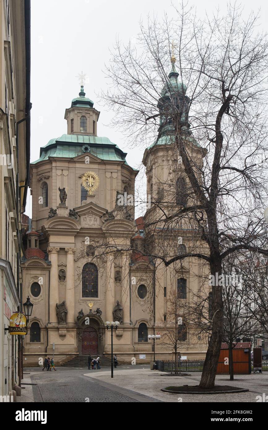 Eglise Saint-Nicolas (Kostel svateho Mikuláše) sur la place de la Vieille ville de Prague, République Tchèque. Banque D'Images