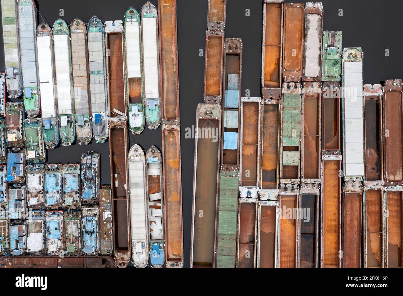 De nombreuses barges de transport abandonnées amarrées côte à côte au quai. Industrie du transport fluvial. Banque D'Images