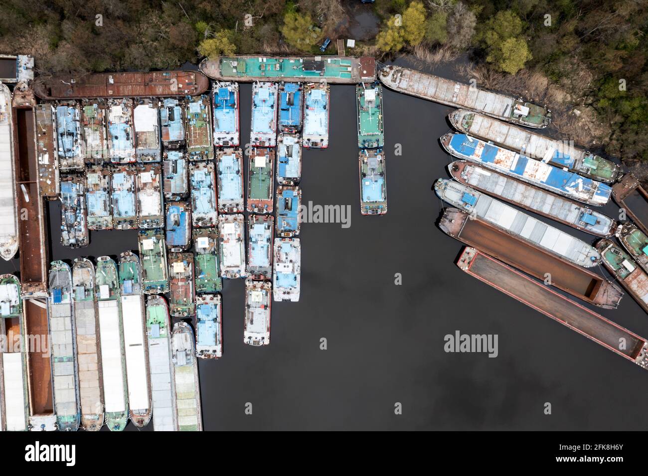 De nombreuses barges de transport abandonnées amarrées côte à côte au quai. Industrie du transport fluvial. Banque D'Images