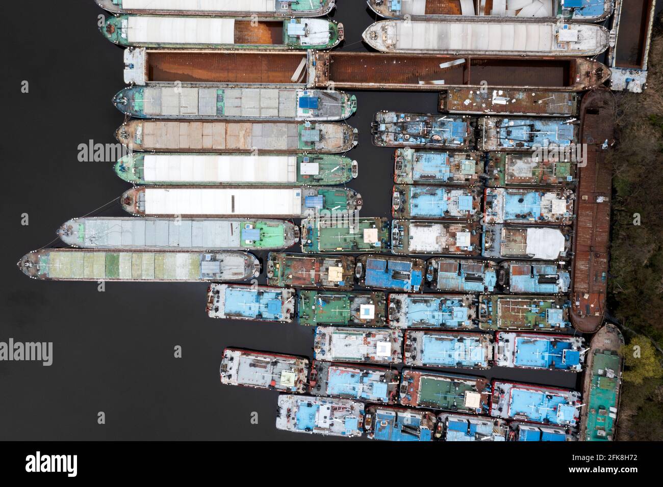 De nombreuses barges de transport abandonnées amarrées côte à côte au quai. Industrie du transport fluvial. Banque D'Images