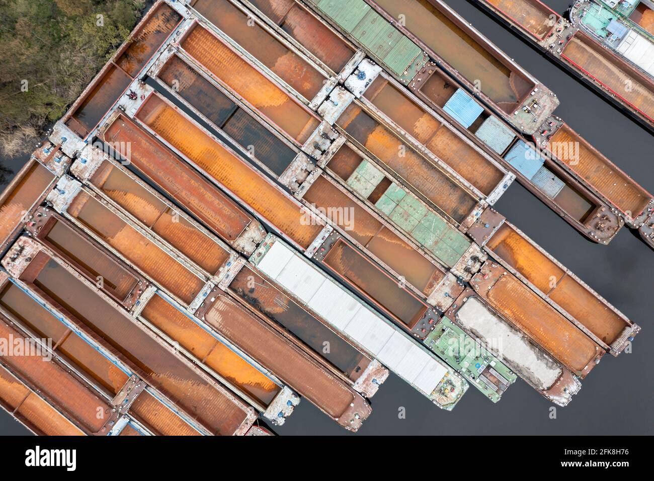 De nombreuses barges de transport abandonnées amarrées côte à côte au quai. Industrie du transport fluvial. Banque D'Images