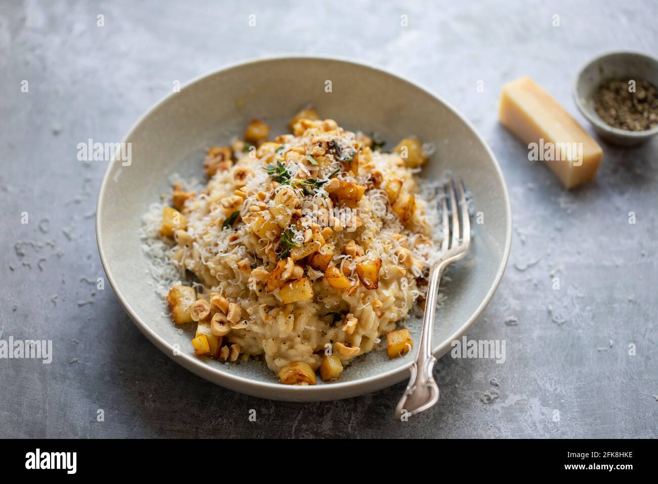 Risotto au céleri-rave, aux noisettes et au parmesan Banque D'Images