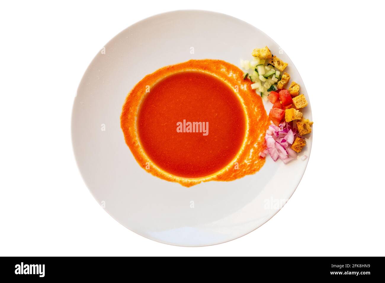 Vue de dessus sur le gazpacho andalou servi dans une assiette blanche. Espagne Banque D'Images