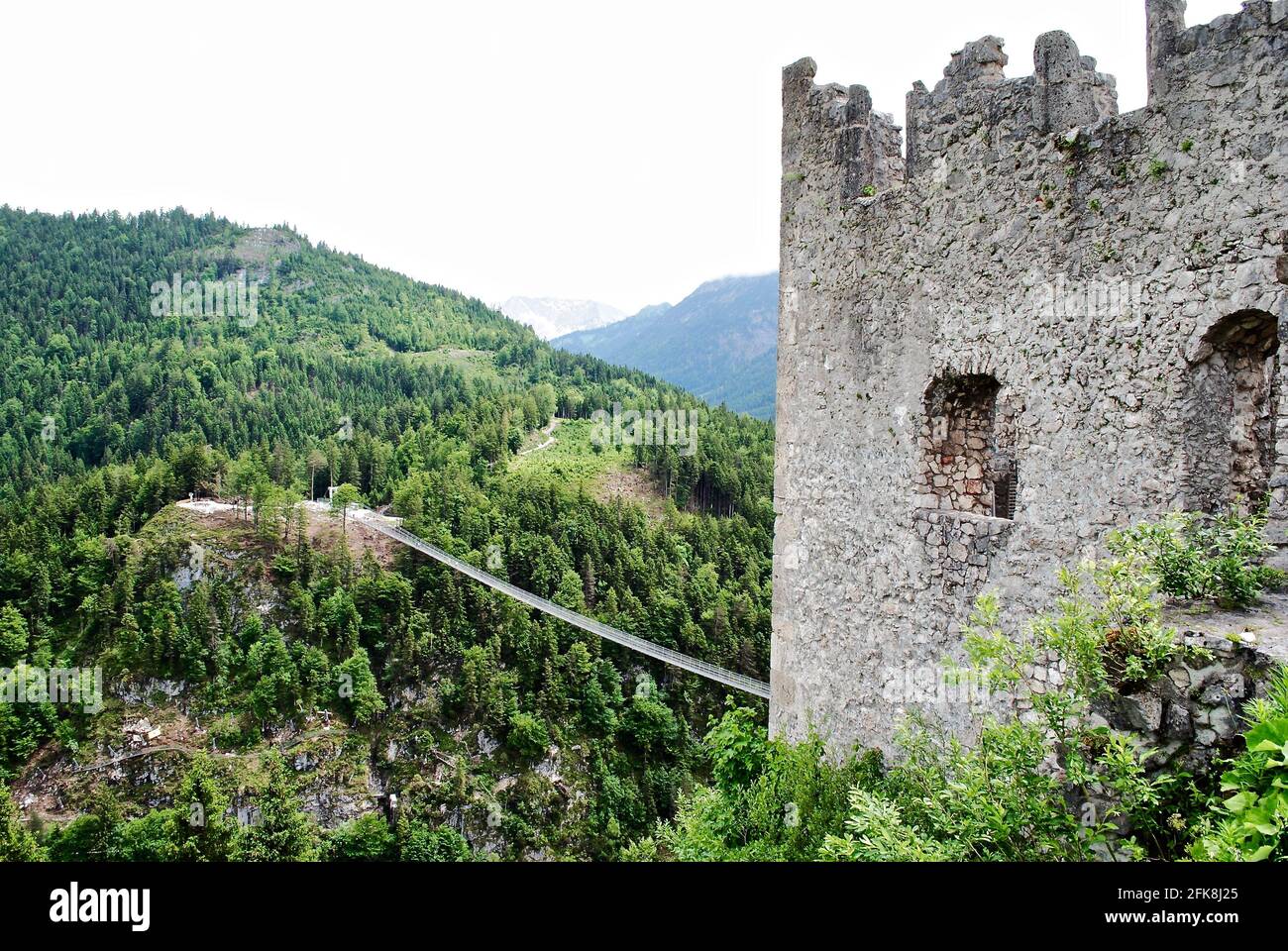 Highline179 (Hängebrücke Ehrenberg) un pont suspendu pour piétons et les ruines du château d'Ehrenburg. Situé près de Reutte, à la frontière bavaroise-autrichienne. Banque D'Images