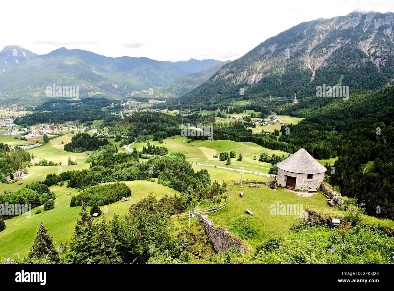 Ruines du château d'Ehrenberg (Burgruine Ehrenberg) à Reutte, Autriche. Vallée dans les Alpes bavaroises. Le complexe du château médiéval abrite des empereurs et des rois. Banque D'Images