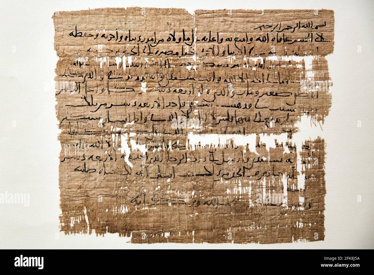 Vienne. 28 avril 2021. Photo prise le 28 avril 2021 montre une pétition en arabe d'un enfant du 8ème au 9ème siècle après J.-C., au Musée Papyrus de la Bibliothèque nationale autrichienne à Vienne, Autriche. Le musée du Papyrus, renouvelé et agrandi, rouvrira sa porte au public le 4 mai. Credit: Georges Schneider/Xinhua/Alay Live News Banque D'Images