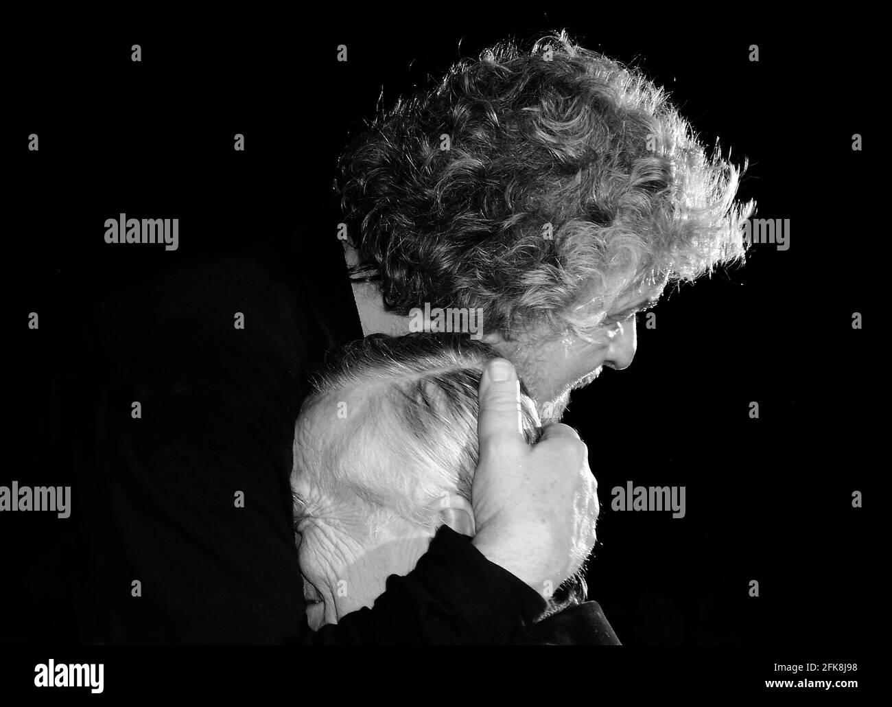 Beppe Grillo embrasse affectueusement une personne âgée, le chef de comédien italien de Le Movimento Cinque Stelle M5S - concept de retraite Banque D'Images