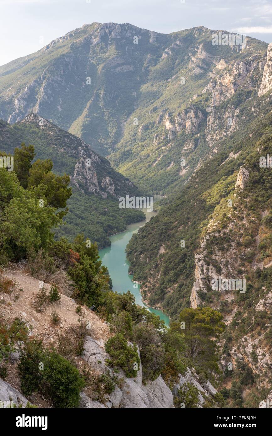 Vue sur les montagnes et la rivière du verdon gorge dans le sud de la France Banque D'Images
