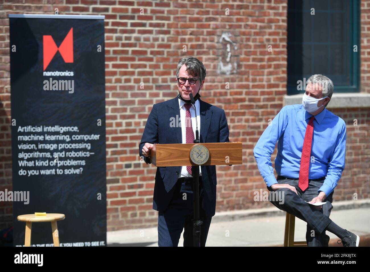 Matthew Putman, chef de la direction de Nanotronics, et Bill de Blasio, maire de la ville, sont présents Une cérémonie de découpe de ruban pour ouvrir le centre de fabrication phare de Nanotronics Au Broo Banque D'Images