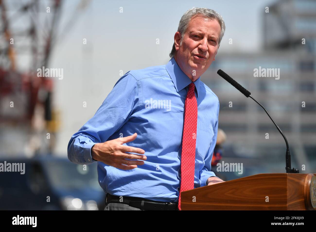 Le maire Bill de Blasio assiste à une cérémonie de découpe de ruban pour ouvrir le centre de fabrication phare de Nanotronics au Brooklyn Navy Yard à New York. 28 avril Banque D'Images