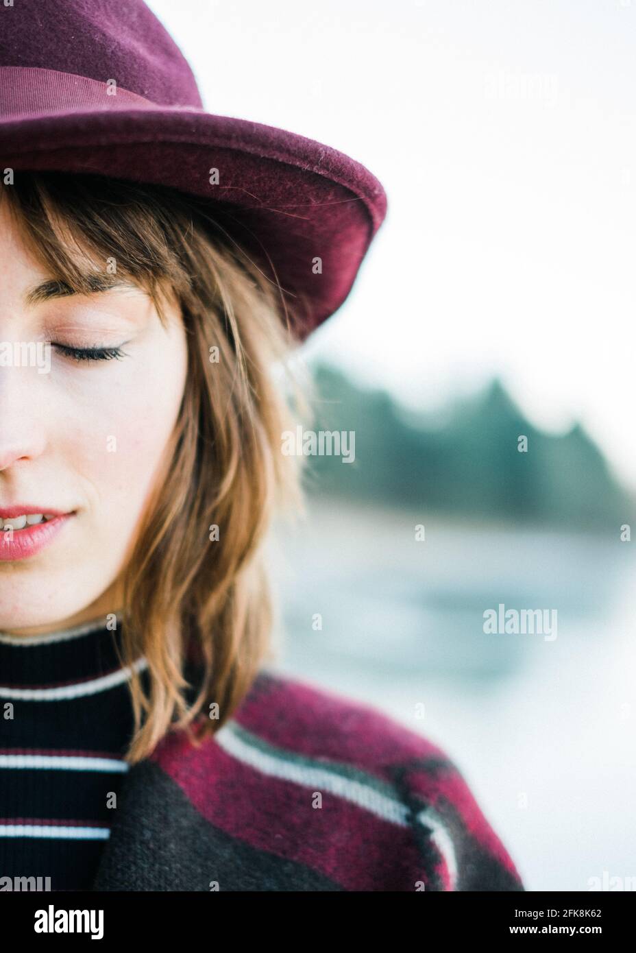 Photographie de portrait d'une jeune femme. Style Kinfolk. En plein air, avec un sentiment général de liberté Banque D'Images