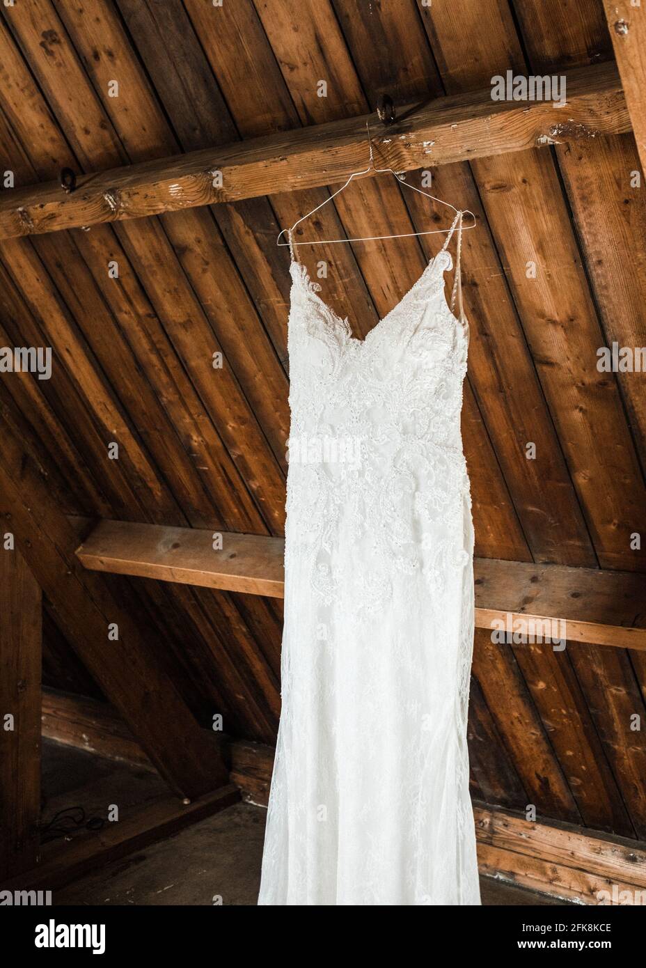 Robe de mariage suspendue au plafond dans la chambre d'hôtel pour le se préparer à la mariée Banque D'Images