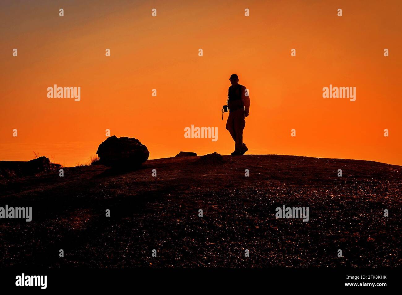 Un photographe touristique prend des photos du paysage enchanteur au coucher du soleil, Petrified Forest National Park, Arizona, USAPetrified Forest National Park Banque D'Images