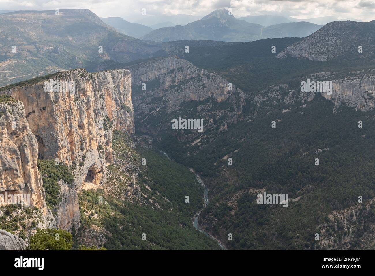 Vue sur les montagnes et la rivière du verdon gorge dans le sud de la France Banque D'Images