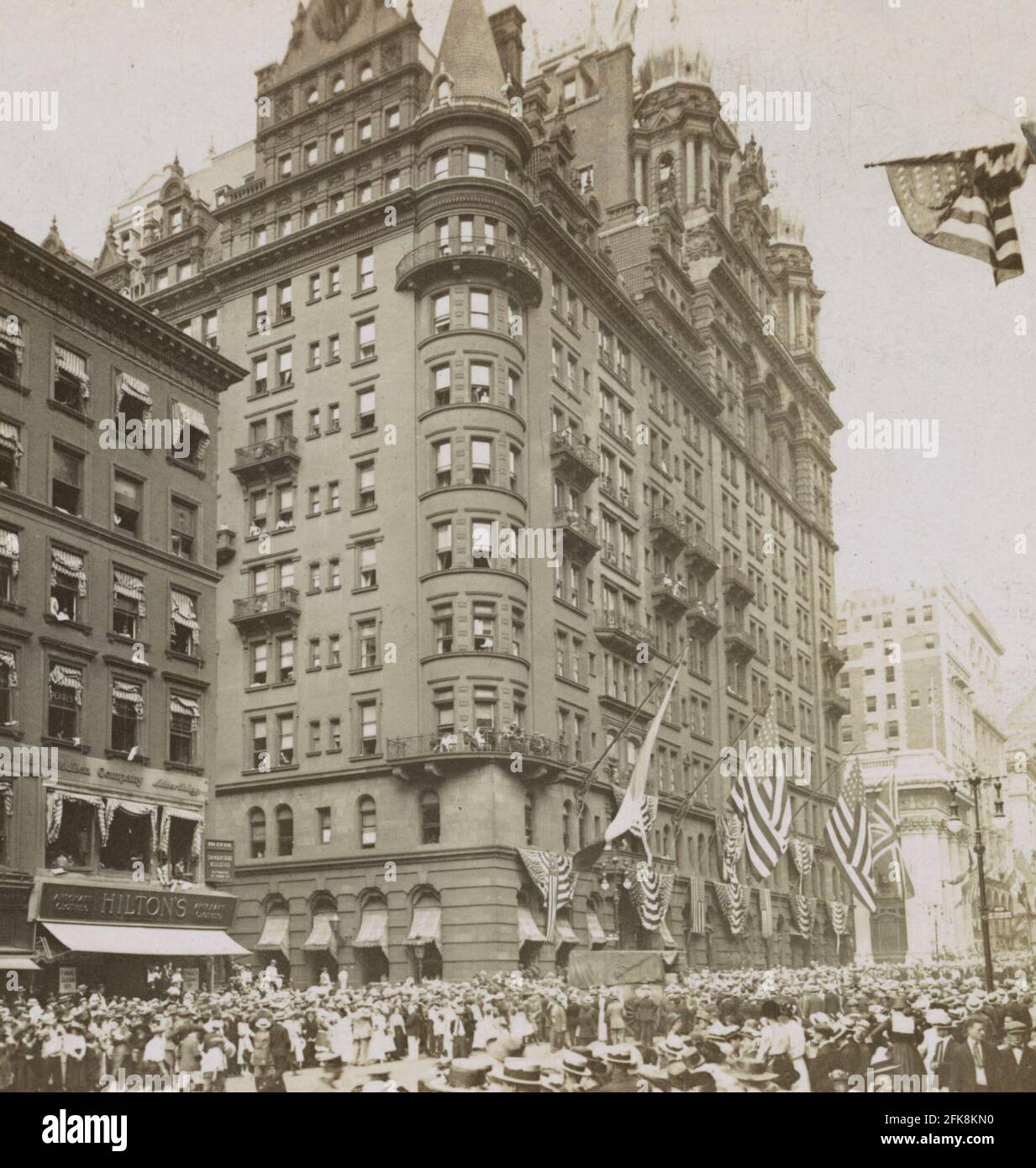 Waldorf-Astoria Hotel; Fifth Avenue et 33ème rue, New York, pendant un événement patriotique, 1917 Banque D'Images