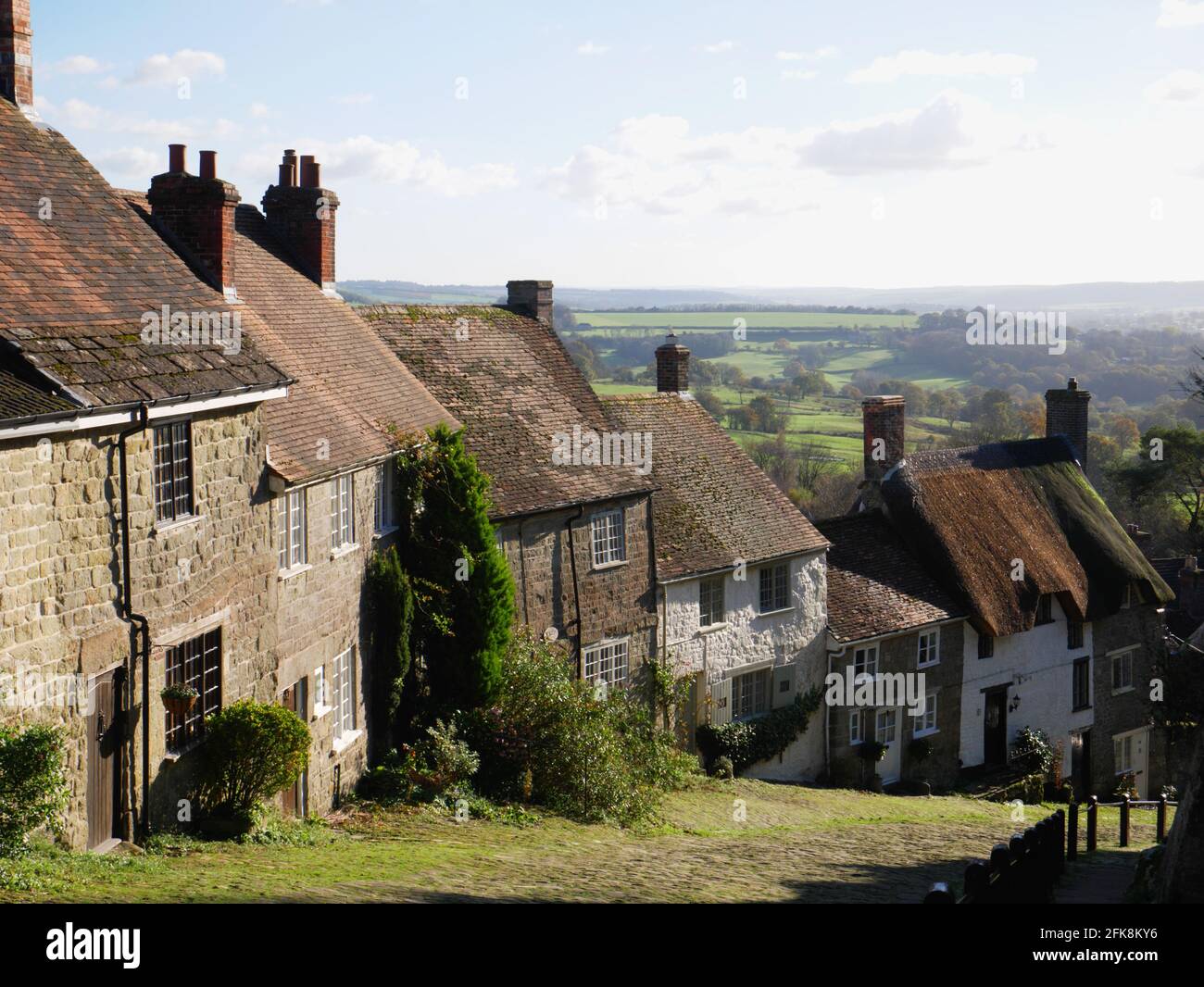 Lumière d'automne sur Gold Hill, Shaftesbury, Dorset. Banque D'Images