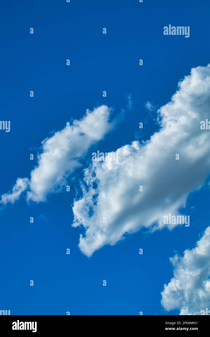 image d'un ciel bleu avec quelques nuages blancs Banque D'Images