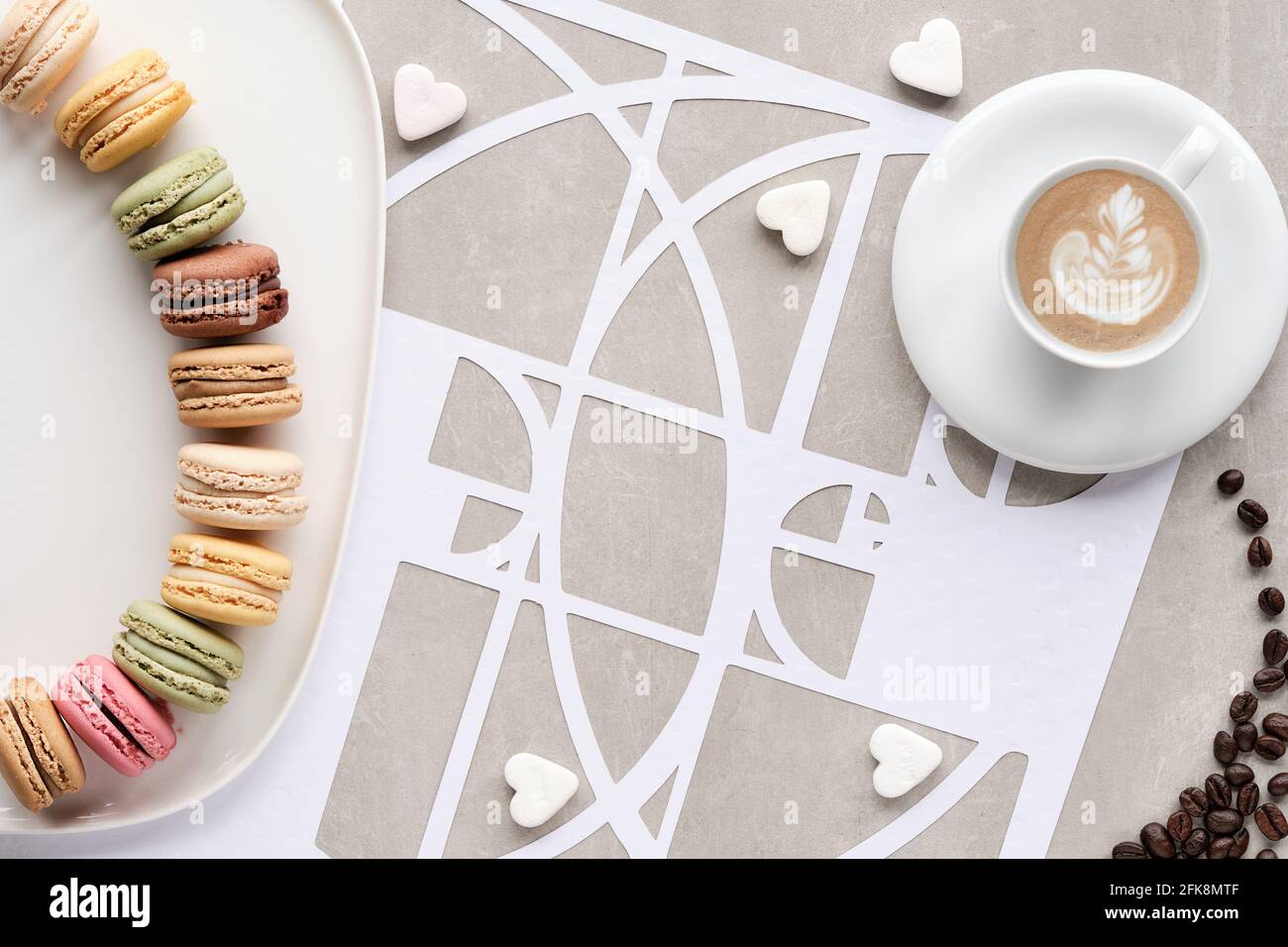 Tasses à café, macarons, cercles de séquence Fibonacci. Espresso, perfection savoureuse. Concept Golden ratio. Vue de dessus, pose à plat, illustration papier Banque D'Images