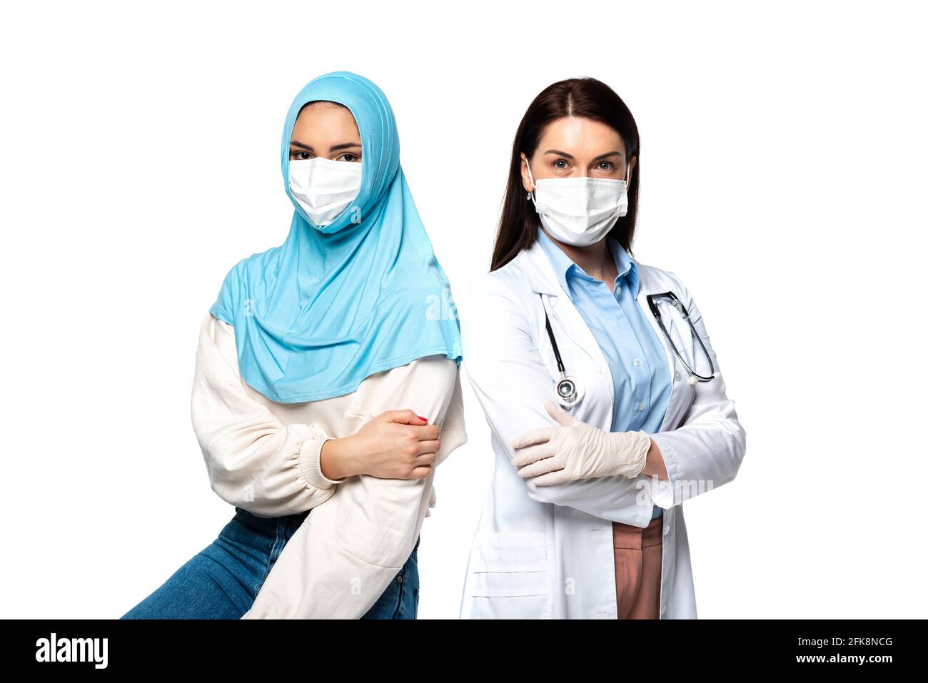 Patient musulman debout près d'un médecin dans un masque médical isolé sur blanc Banque D'Images