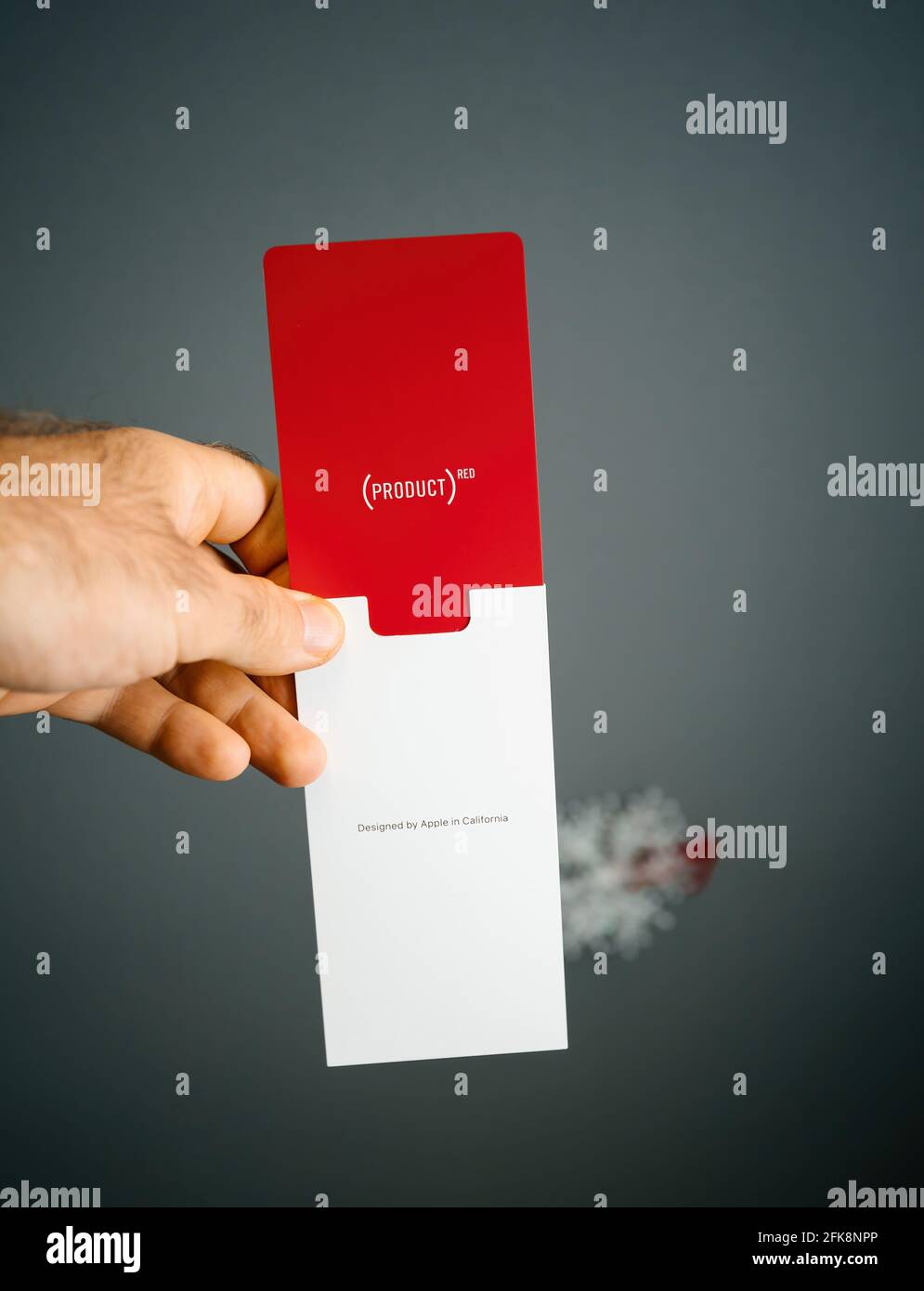 IPhone se Édition spéciale 2e génération en couleur rouge produit emballage isolé sur fond gris Banque D'Images