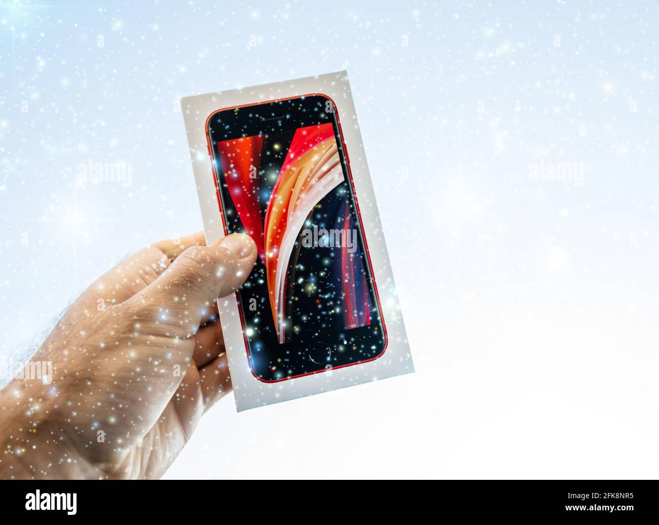 IPhone se Édition spéciale 2e génération en couleur rouge produit - paquet contre ciel blanc clair objet héros Banque D'Images