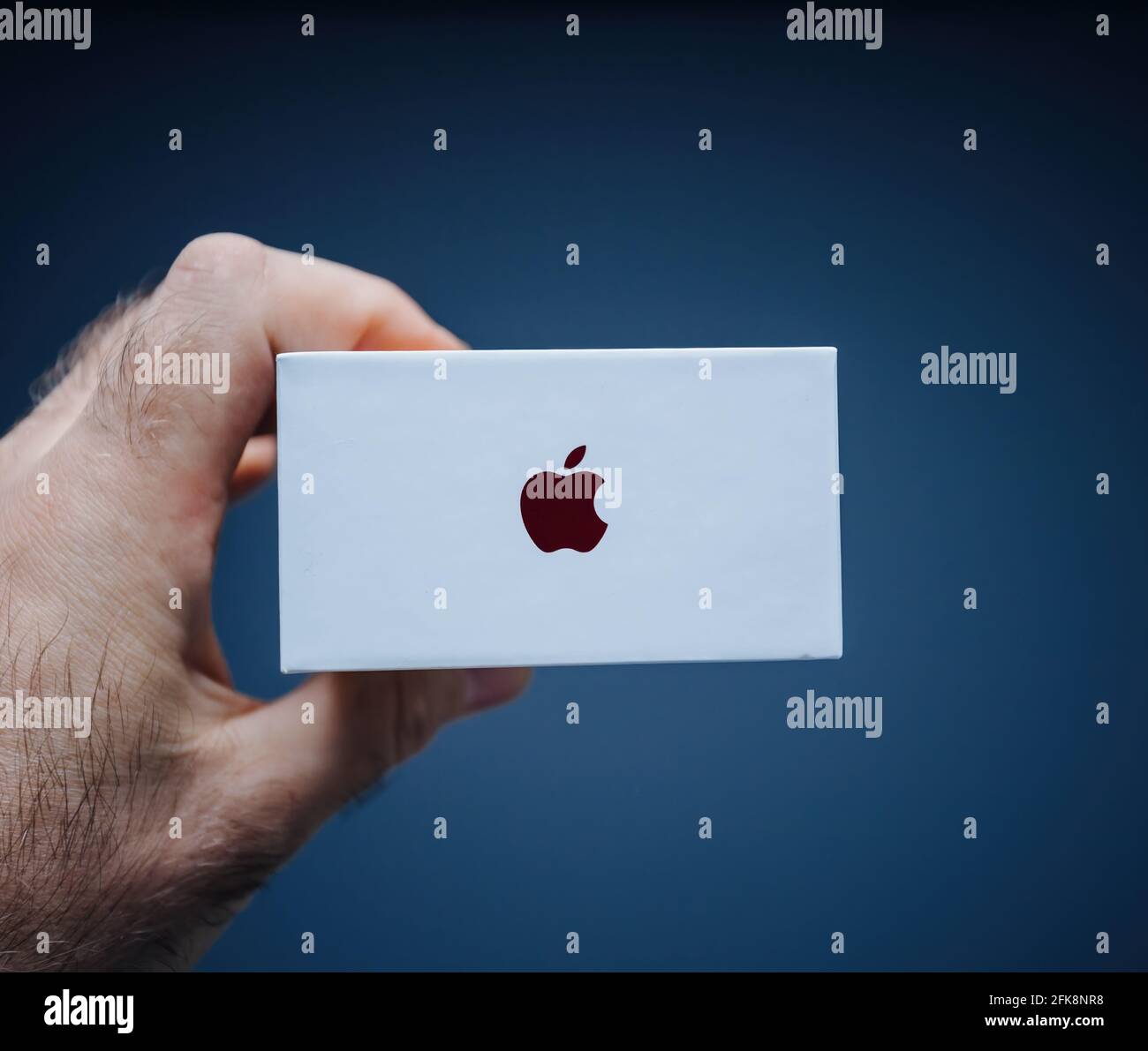 IPhone se Special Edition 2e génération logo rouge du insigne sur l'emballage Banque D'Images