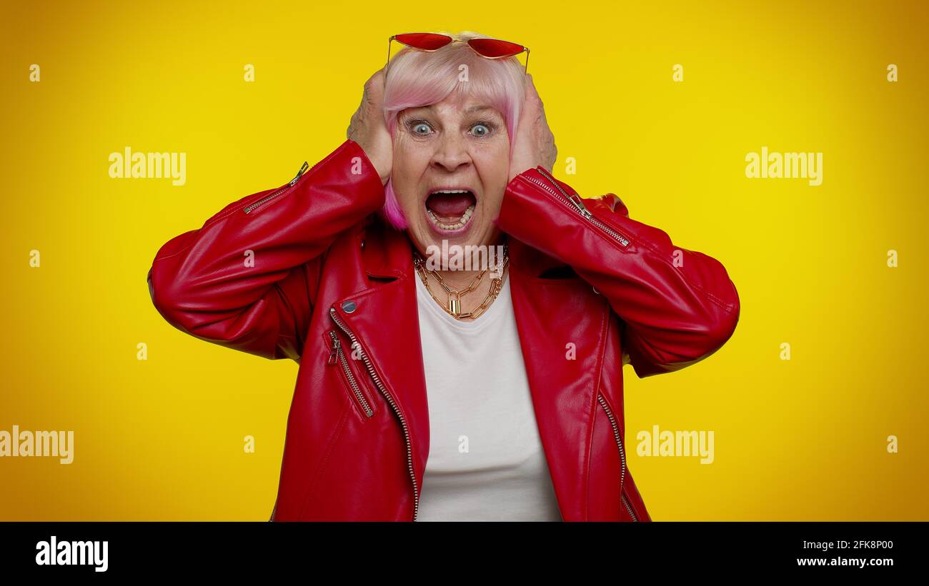 Une femme granny élégante âgée craintive, couvrant les oreilles à la rencontre de sa propre phobie criant crier Banque D'Images