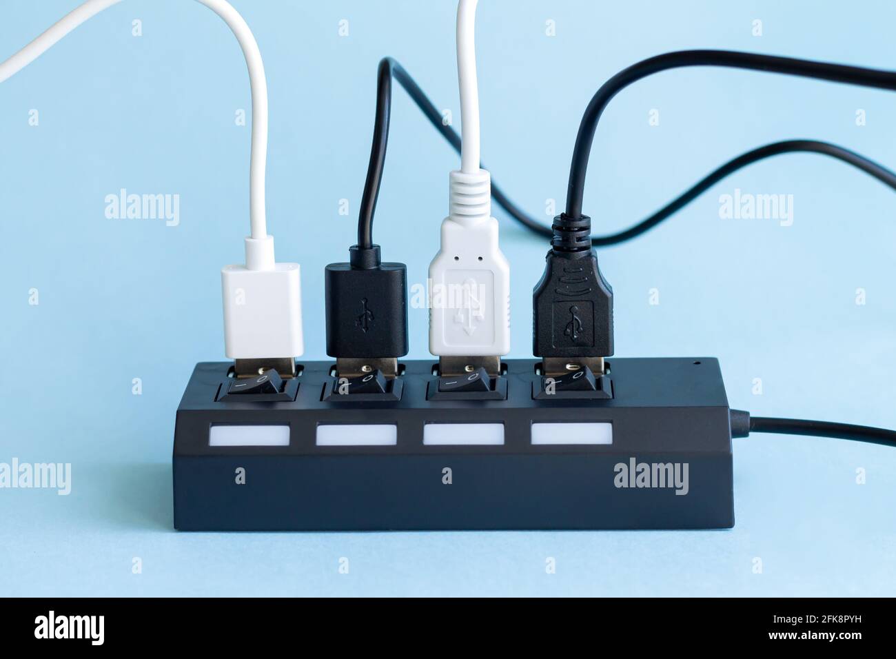 Concentrateur USB complet avec plusieurs ports usb pour les câbles Banque D'Images