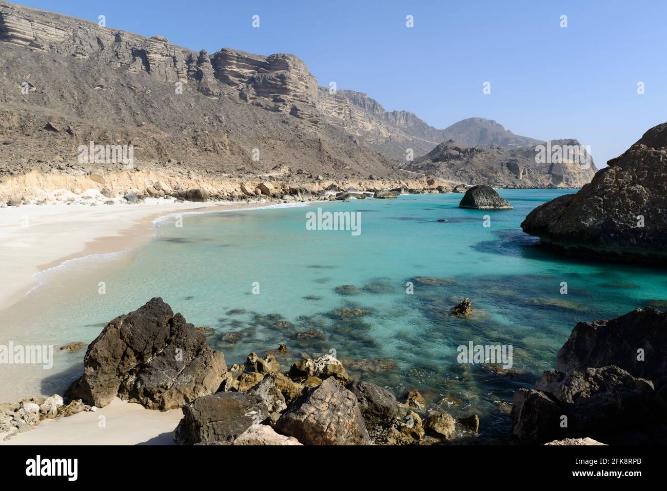 Fazaya Beach et les falaises verticales de Mughsail menant à l'ouest de la plaine de Salalah. Gouvernorat de Dhofar, Oman Banque D'Images
