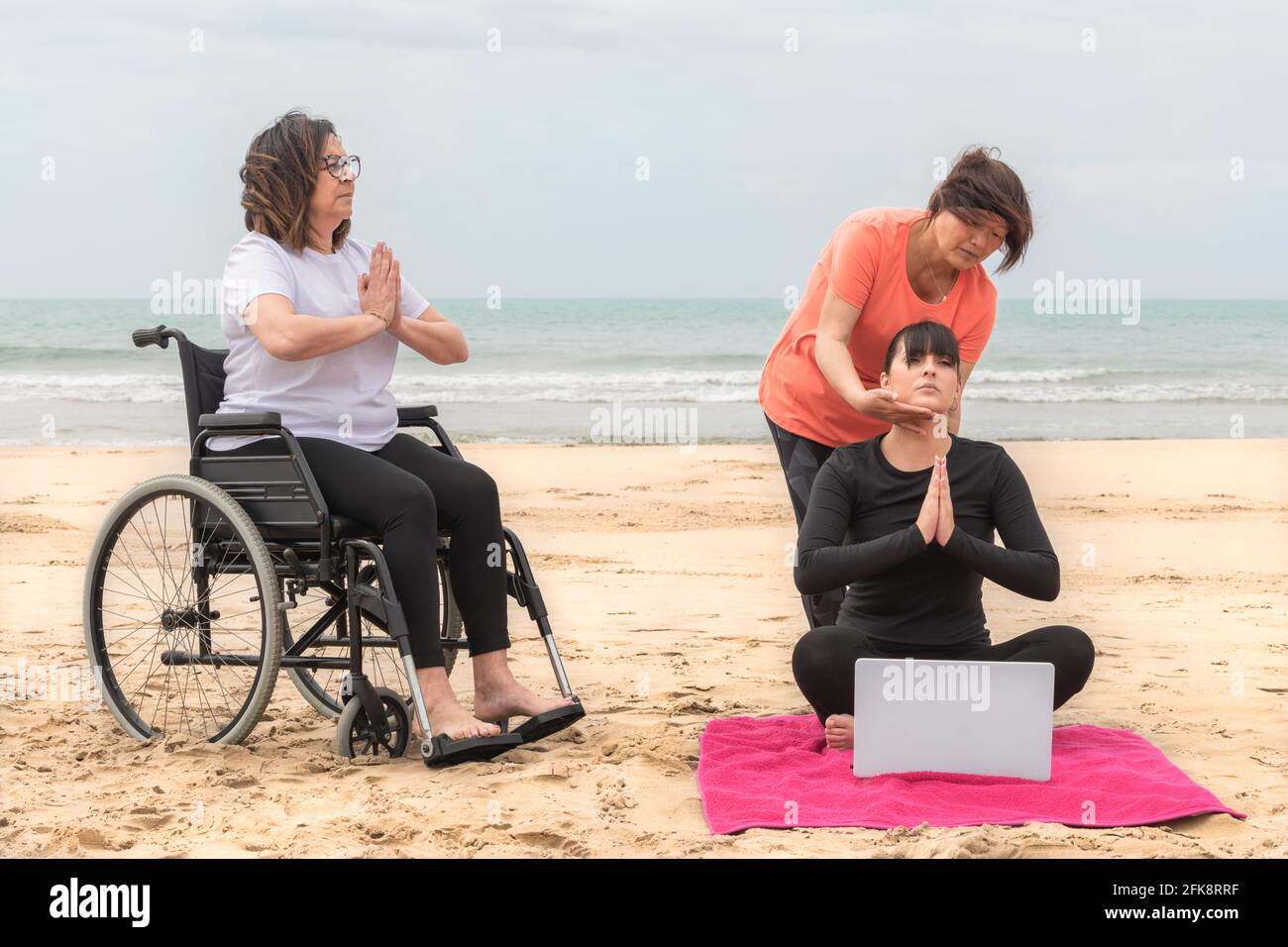 Groupe de femmes pratiquant la méditation à la plage: Focalisation sélective: Concept de santé et de méditation. Banque D'Images