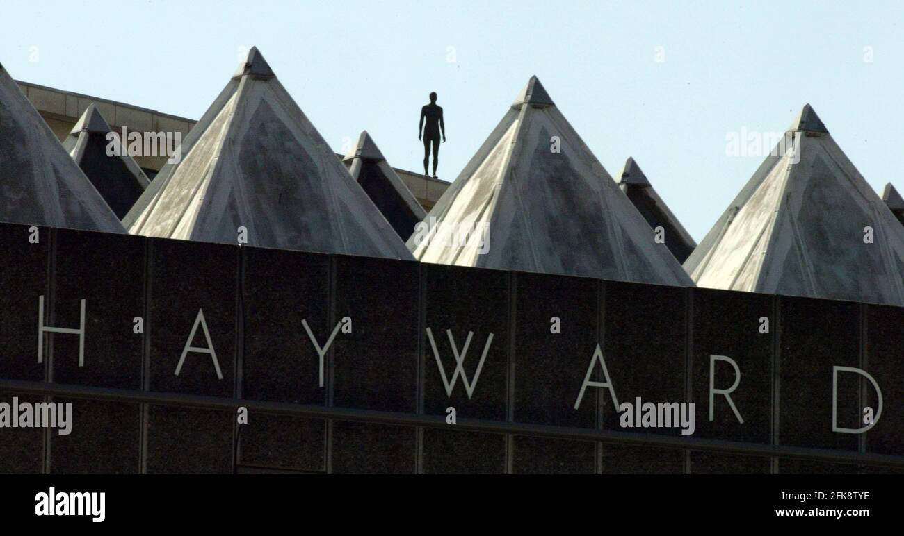 Création d'Antony Gormleys 'EVENT HORIZON' une nouvelle œuvre d'art pour Londres. 31 sculptures placées sur les toits et les zones piétonnes à l'intérieur et autour du centre Southbank. pic David Sandison 1/5/2007 Banque D'Images