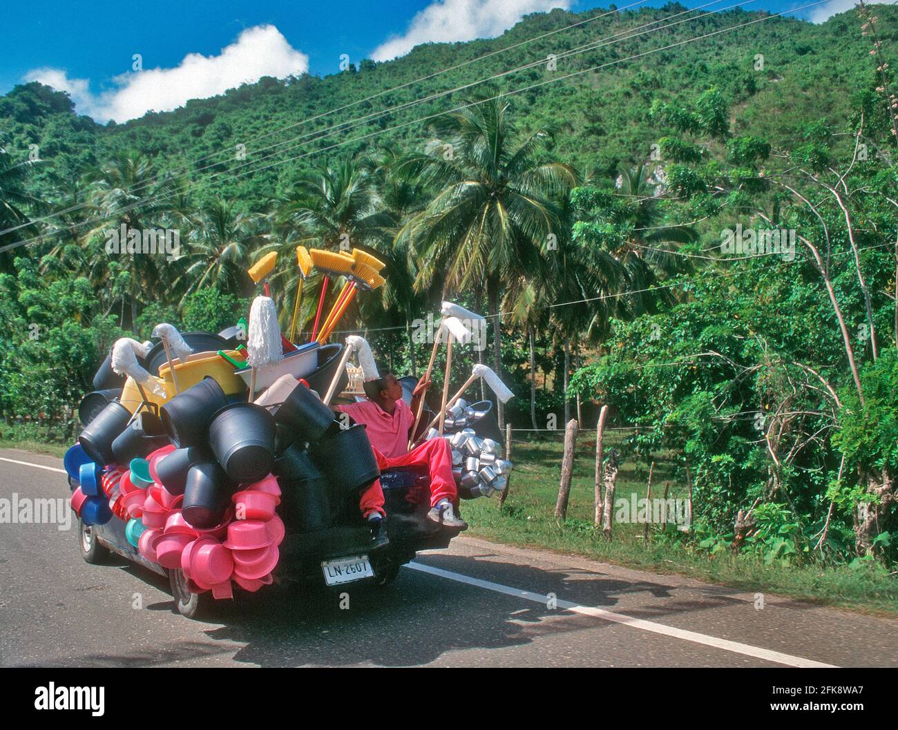 Dominikanische Republik, Kleintransporter mit Haushaltswaren auf dem Weg nach Santo Domingo. Banque D'Images