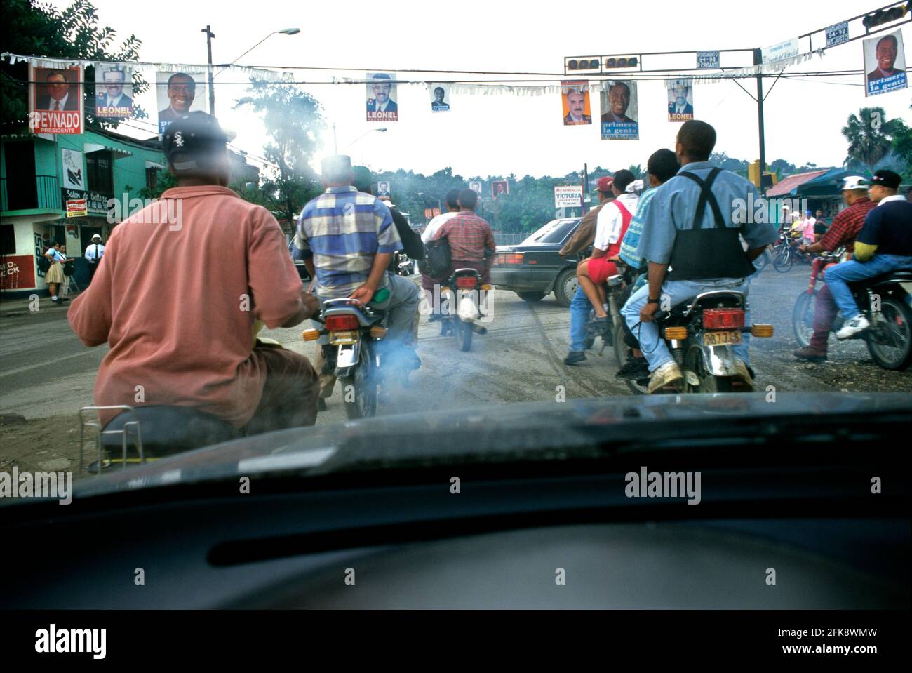 Dominikanische Republik, Strassenszene mit den typischen Moped-taxis, à Puerto Plata. Banque D'Images