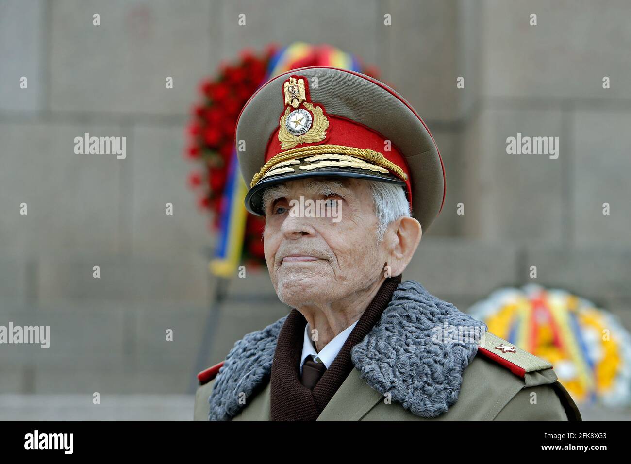 (210429) -- BUCAREST, le 29 avril 2021 (Xinhua) -- UN vétéran de la Seconde Guerre mondiale assiste à un événement marquant la Journée des anciens combattants à Bucarest, Roumanie, le 29 avril 2021. (Photo de Cristian Cristel/Xinhua) Banque D'Images